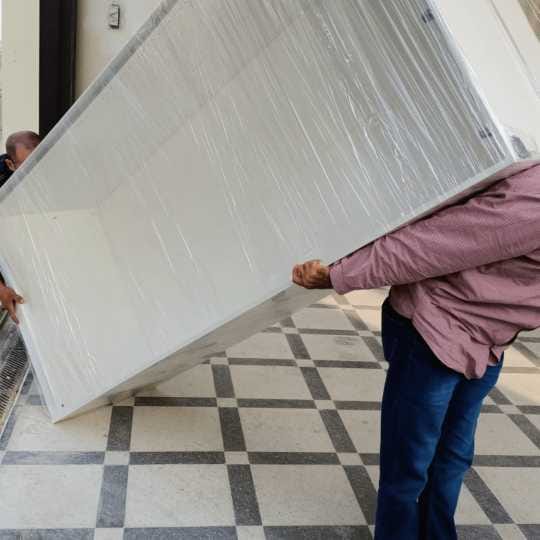 فريق محترف يحمل أثاث بعناية خلال خدمة نقل عفش في قطر - أبو يوسف لنق الاثاث